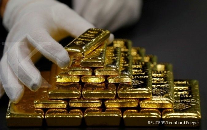 Gold hits 1-month peak as rising virus fears boost demand