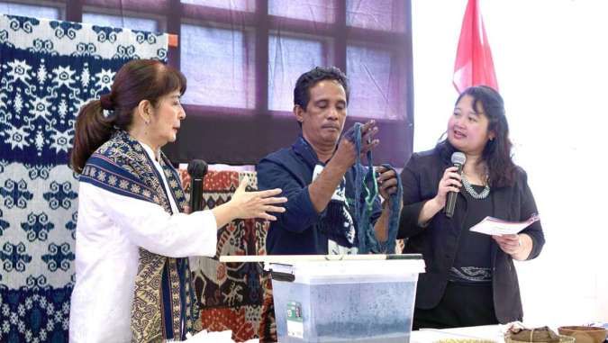 Begini Cara BCA Memperluas Pasar bagi Tenun Indonesia dengan Pewarna Alami