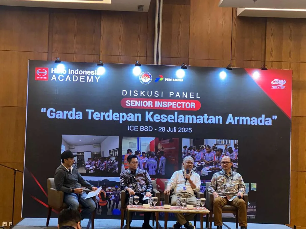 Dukung Distribusi BBM Aman, Hino Siagakan Senior Inspector di Truk Tangki Pertamina