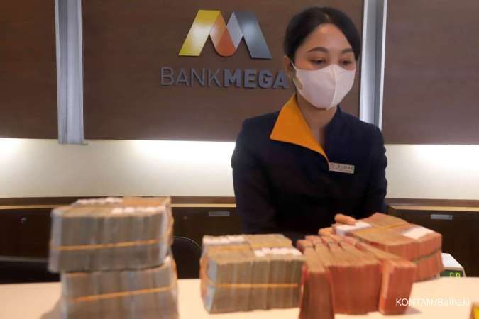 Teller menghitung uang di Bank Mega, Jakarta