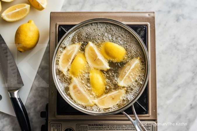 Cara menghilangkan bau ketiak bisa memakai lemon.