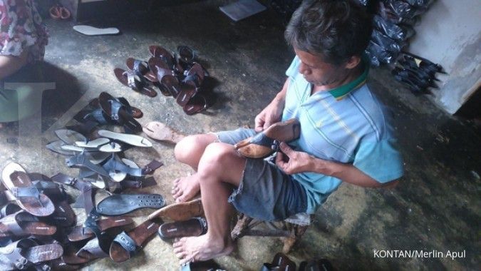 Melongok sentra produksi sandal di Bogor (1)