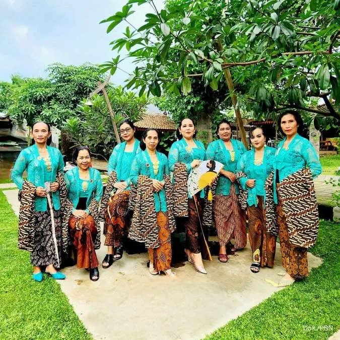 Perempuan Bersanggul Nusantara