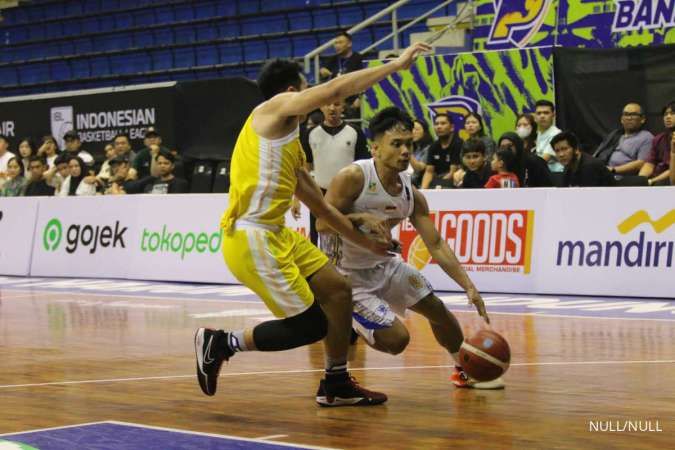 Prawira Bandung vs Kesatria Bengawan Solo