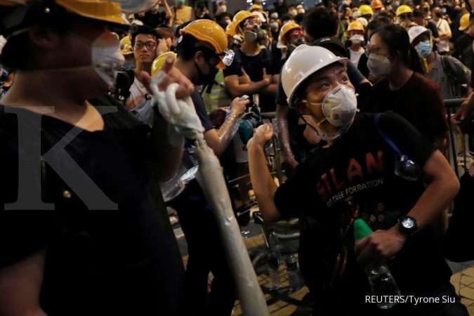 Demonstran yang menolak RUU ekstradisi di Hong Kong menyerbu kantor legislatif