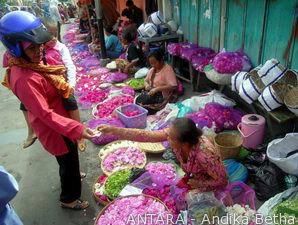 Menikmati Kucuran Berkah dari Bisnis Seputar Kompleks Makam