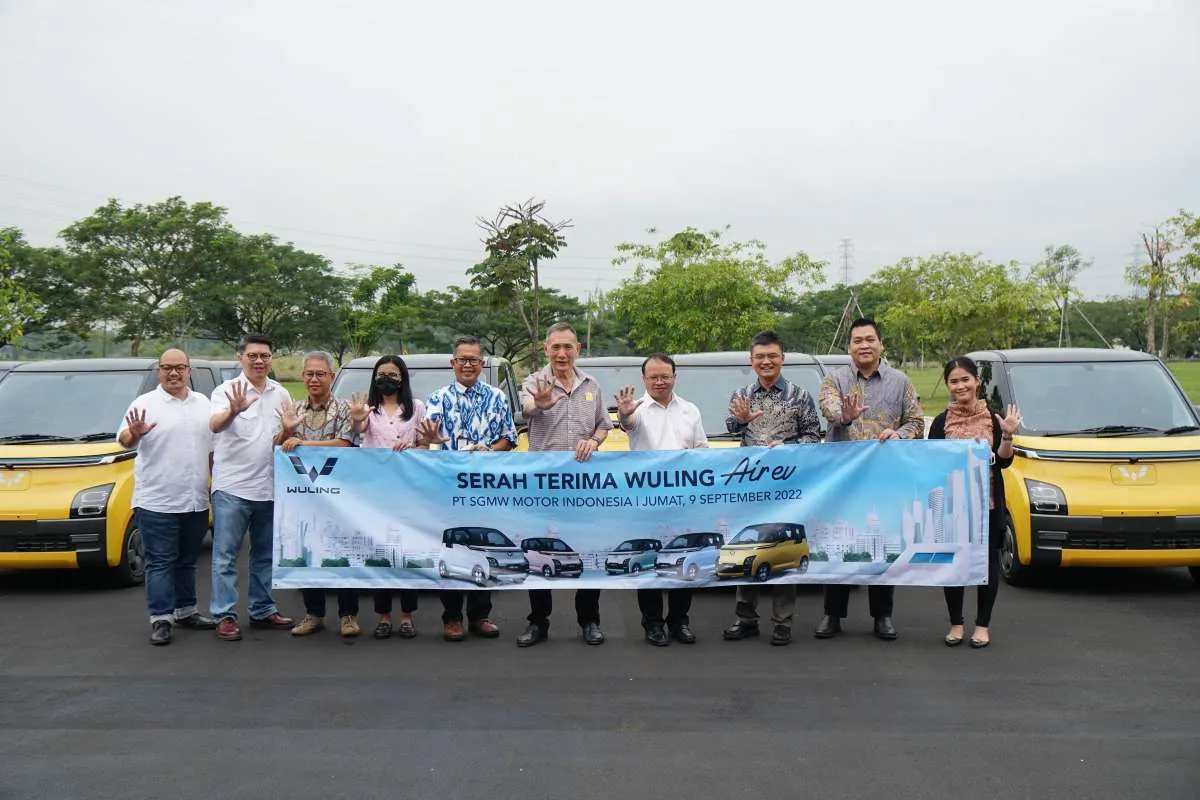 Wuling Serahkan Air ev kepada Jusuf Hamka Sebagai Pelanggan Fleet Pertama