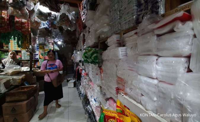 Kenaikan Harga Plastik Tekan Pedagang Pasar Tradisional