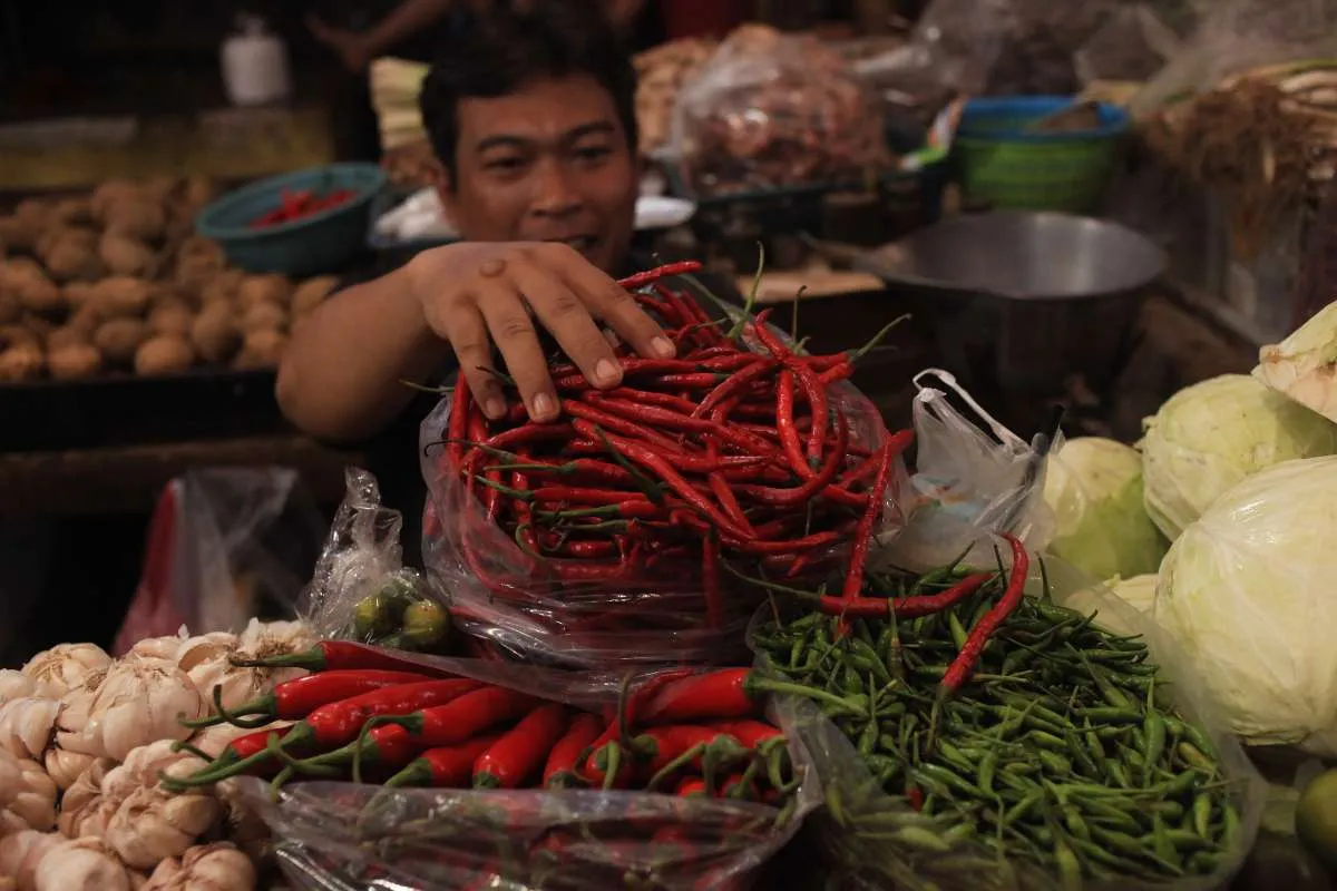 Menjelang Ramadan, Harga Cabai di Pasar Kramat Jati Masih Stabil 