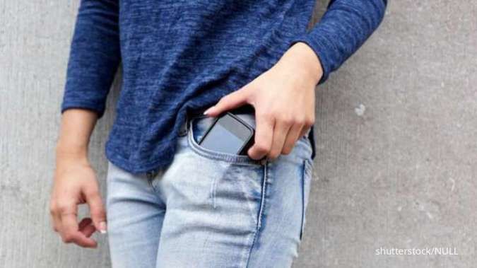 Waspada! Sering Menyimpan Ponsel di Saku Bisa Menurunkan Kesuburan Pria