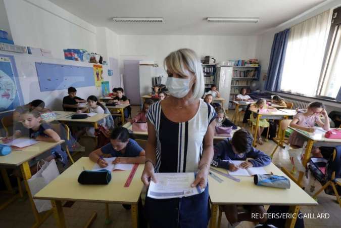 French teachers walk out of college after coronavirus cases