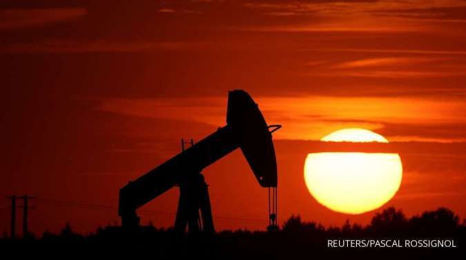 Oil Dips as China Demand Fears Offset Tighter Supply Outlook