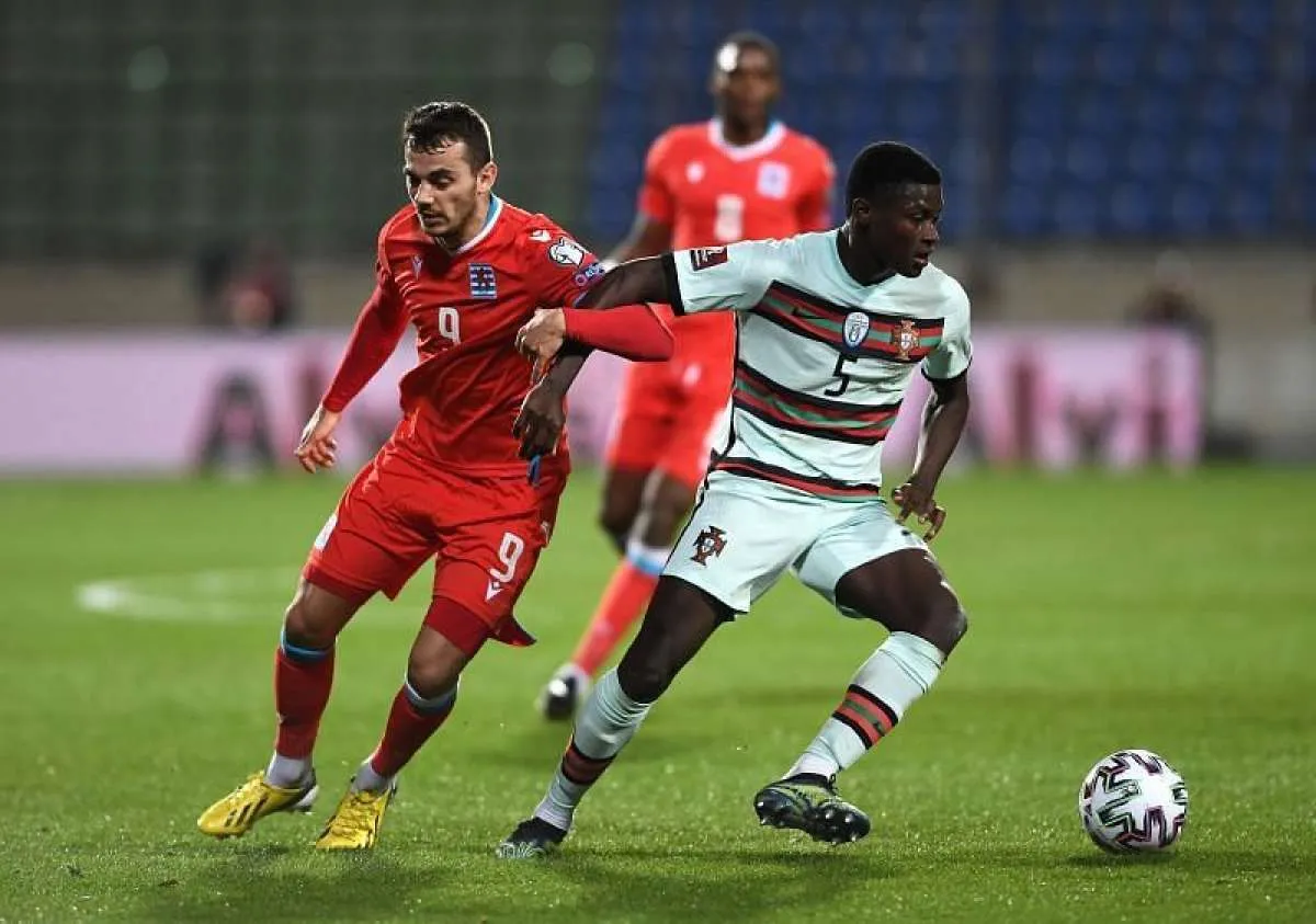 Manchester United ingin membeli bek Sporting Lisbon
