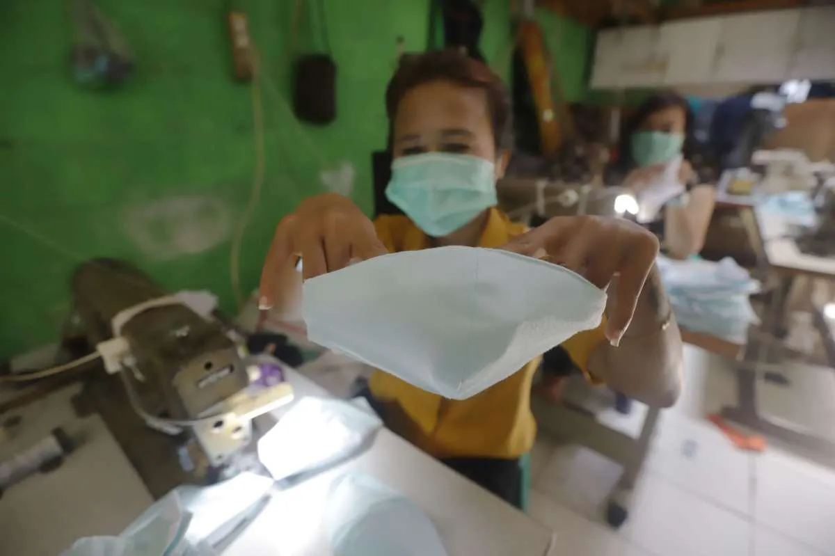 Agar tetap higienis, simak tips memilih dan merawat masker kain berikut