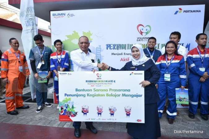 Pegawai Pertamina jadi guru sehari dan beri bantuan pendidikan untuk SD Jakarta