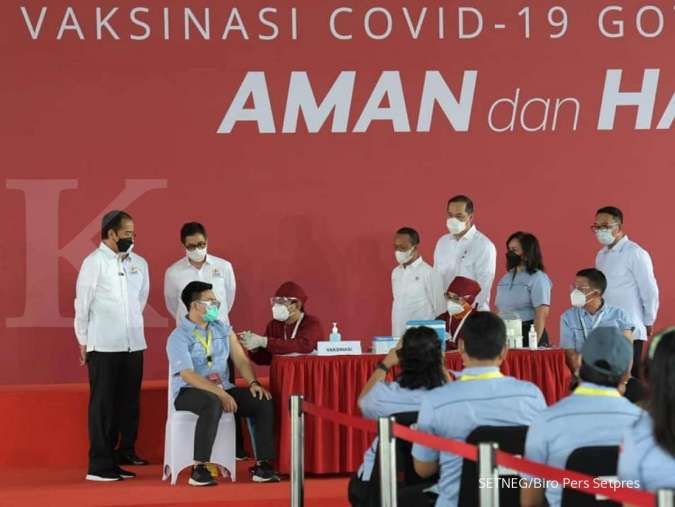 Presiden Joko Widodo tinjau pelaksanaan vaksinasi gotong royong perdana