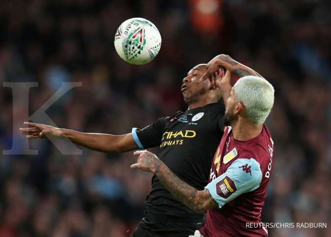 Pemain Manchester Citys Fernandinho dan pemain Aston Villas Douglas Luiz dalam Final Carabao Cup (