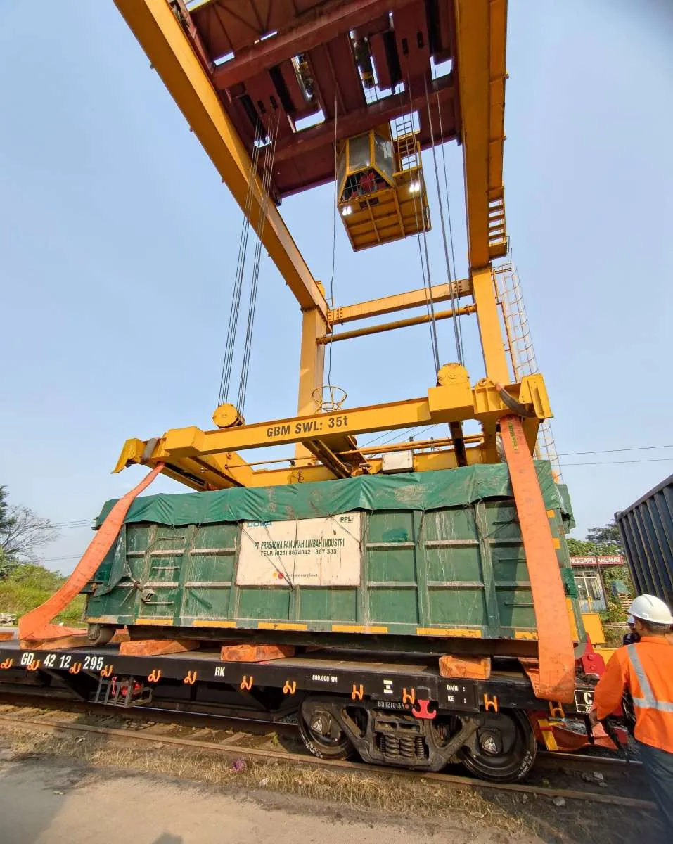 Diversifikasi Bisnis, KAI Logistik Jalankan Angkutan Limbah B3 Gunakan Roll Off Box