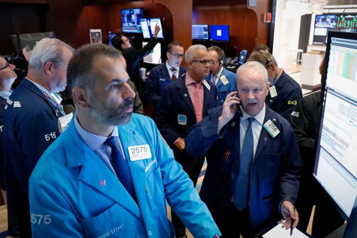 Wall Street memerah terseret sentimen negatif dari seruan pemakzulan Trump