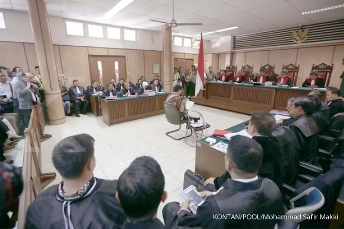 Massa memaksa masuk ke ruang sidang Ahok