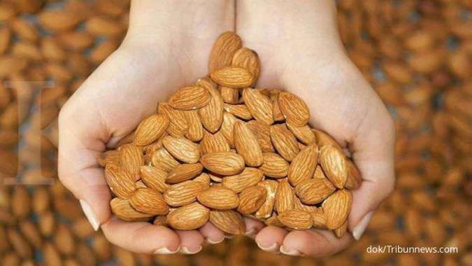 Vitamin untuk meningkatkan daya tahan tubuh bisa Anda temukan di kacang almond.
