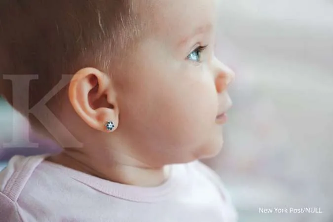 Tindik telinga bayi perempuan