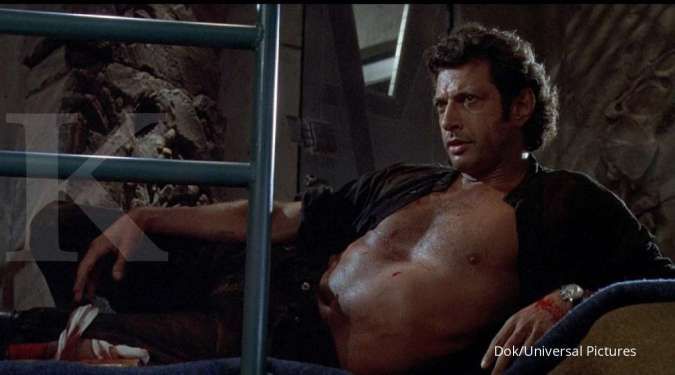 Jeff Goldblum reka ulang pose ikonik dari film Jurassic Park yang rilis tahun 1993. 