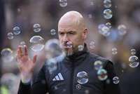 Momen Mengharukan Terlihat saat Erik ten Hag Ucapkan Perpisahan di Bandara Manchester