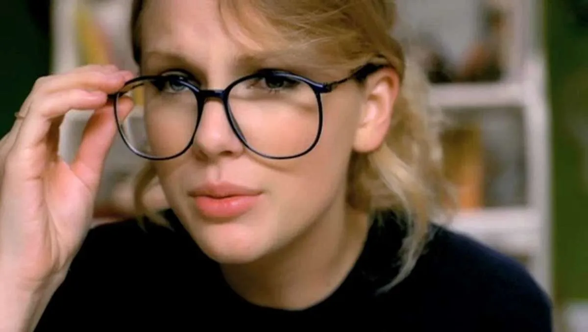 5 Tips Eye Makeup Simple untuk Wanita Berkacamata, Mata Auto Hidup!