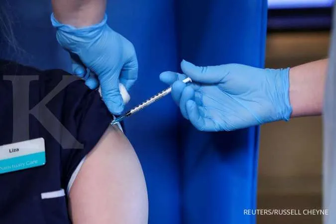 Nearing vaccine target, Britain offers COVID shots to more people