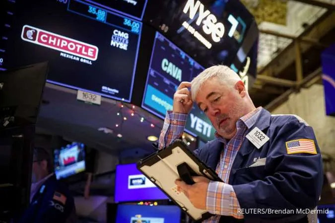 Wall Street Slips on Credit Card Proposal, Rate Bets Boost Gold