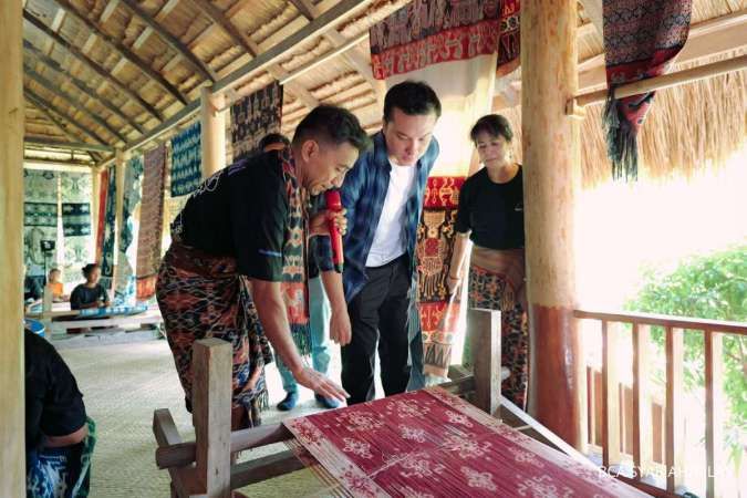 Bakti BCA bersama Nicholas Saputra Dampingi Penenun Sumba Hadirkan Wastra Warna Alam