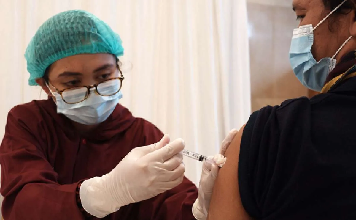 Meski sudah divaksin, setop lakukan 3 hal ini biar terhindar dari virus corona