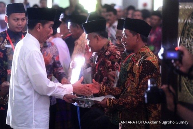 Presiden Jokowi membagikan 253 sertifikat tanah wakaf di Jawa Timur