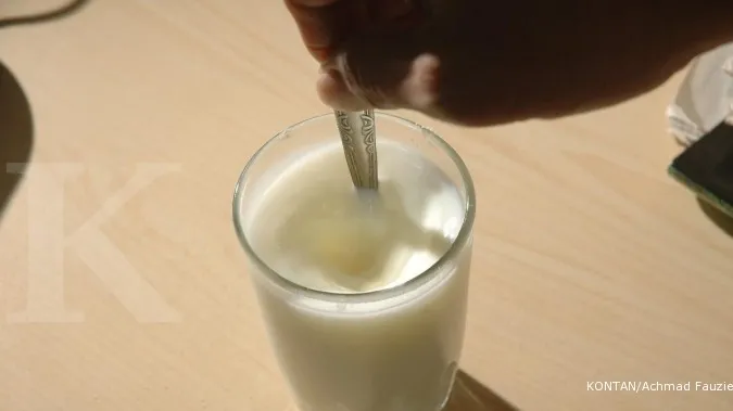 Susu bubuk krim dencow lagi diaduk