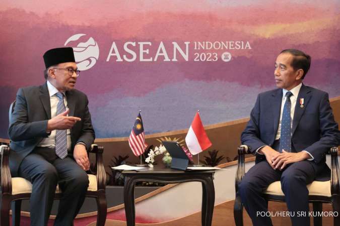 Bertemu Anwar Ibrahim, Jokowi Tekankan Perlindungan Pekerja Migran Indonesia