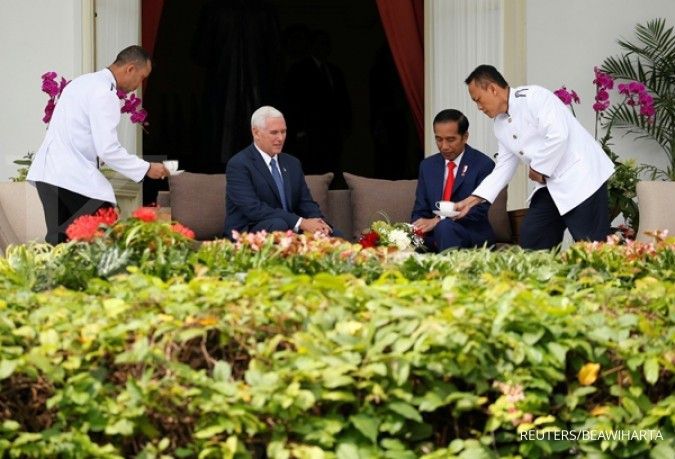 Jokowi dan Wapres Pence ngobrol santai di Istana