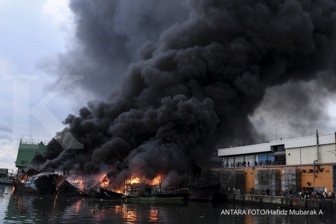Belasan kapal nelayan terbakar di Pelabuhan Muara Baru Jakarta Utara