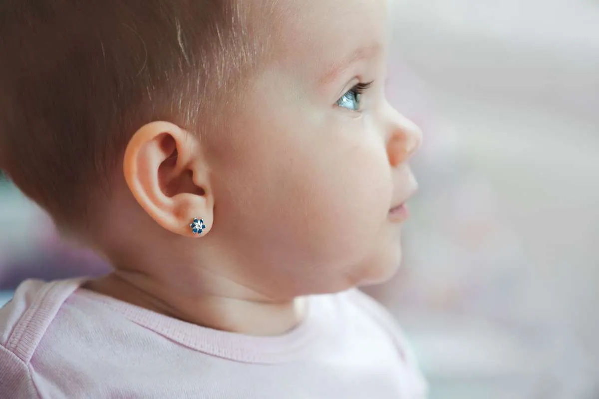 Moms, ini waktu yang tepat untuk tindik telinga bayi perempuan