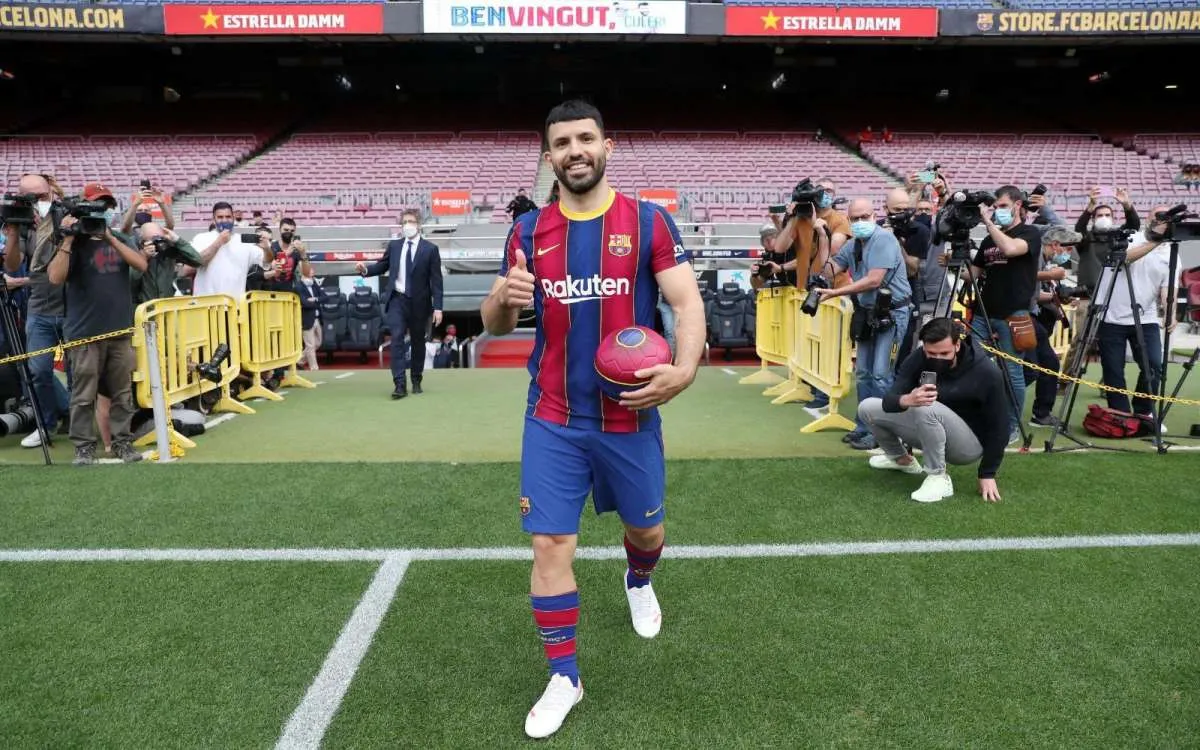 Sergio Kun Aguero resmi berseragam Barcelona, kans besar Lionel Messi bertahan