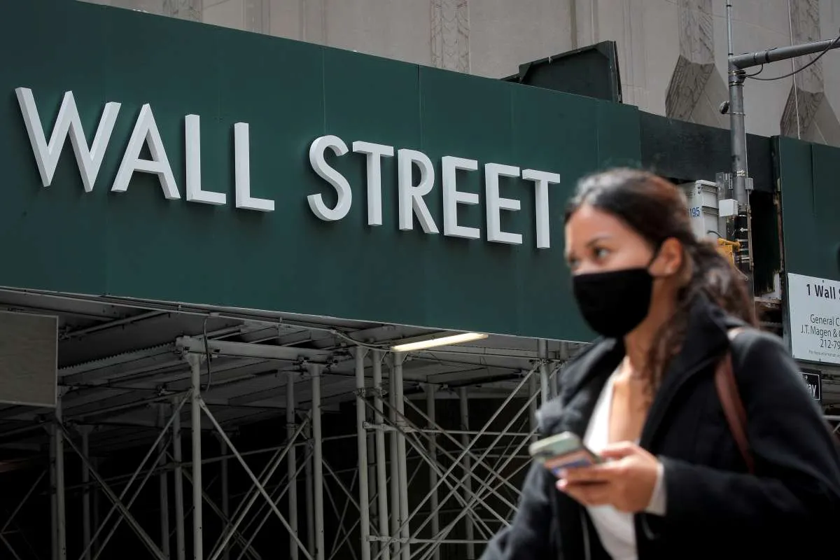 Wall Street ditutup memerah usai komentar hawkish pejabat The Fed