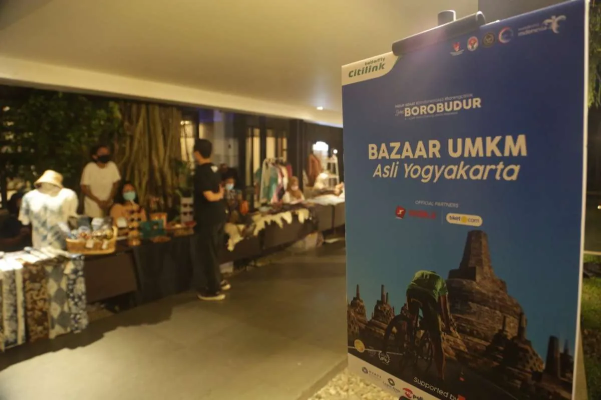 Kemenparekraf serahkan sertifikat CHSE untuk pelaku usaha pariwisata Yogyakarta
