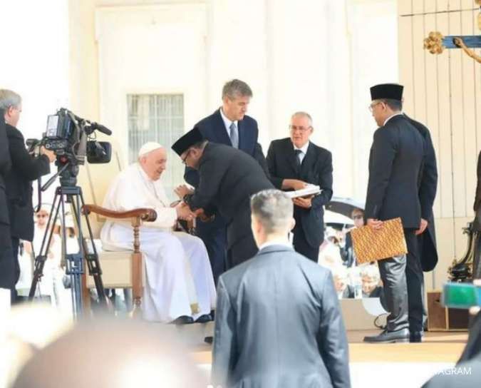 Menag Yaqut Berjabat Tangan dengan Paus Fransiskus, Ini yang Disampaikannya