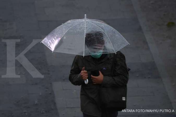 Cuaca hari ini di Jabodetabek hujan ringan hingga petir, jangan lupa bawa payung