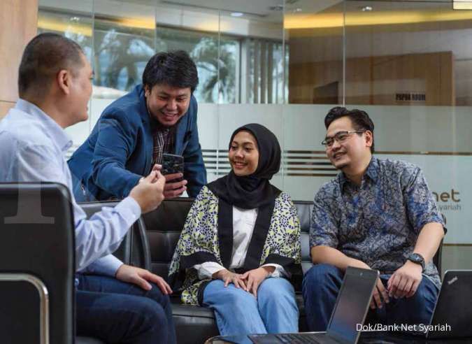 Harga saham BBCA & BANK hijau, BBRI merah pada perdagangan bursa Senin (8/11)