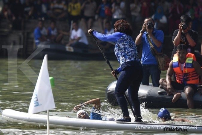 Hampir menang, Menteri Susi malah terjun dari paddle board