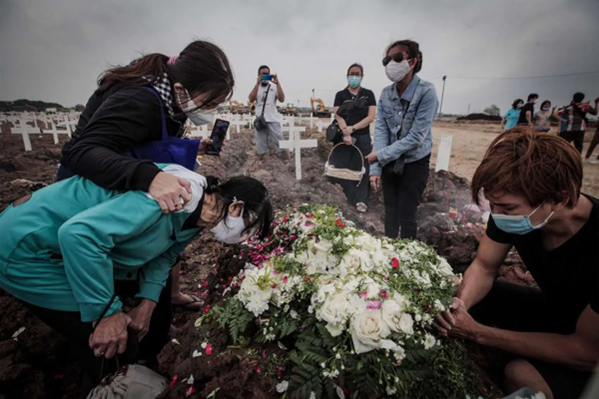 Kematian akibat COVID-19 tembus 100.000, Indonesia ukir tonggak sejarah suram