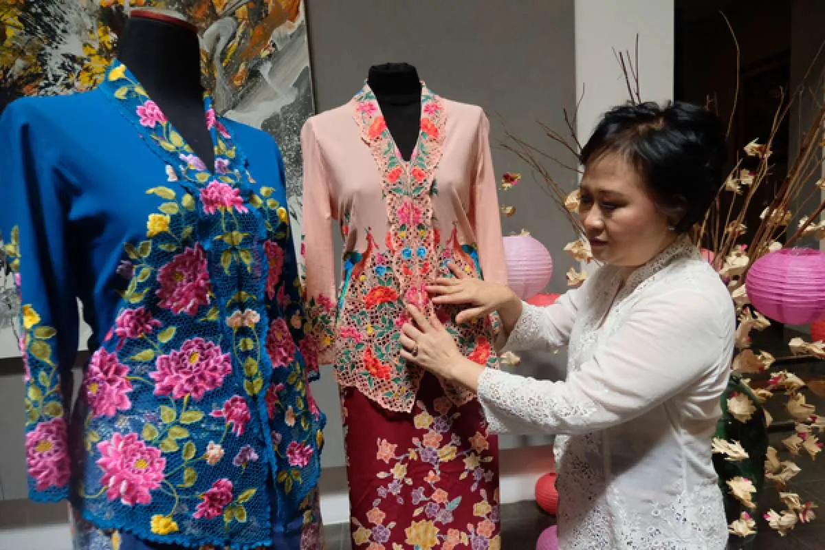 Mendesain untung dari usaha kebaya encim (1)
