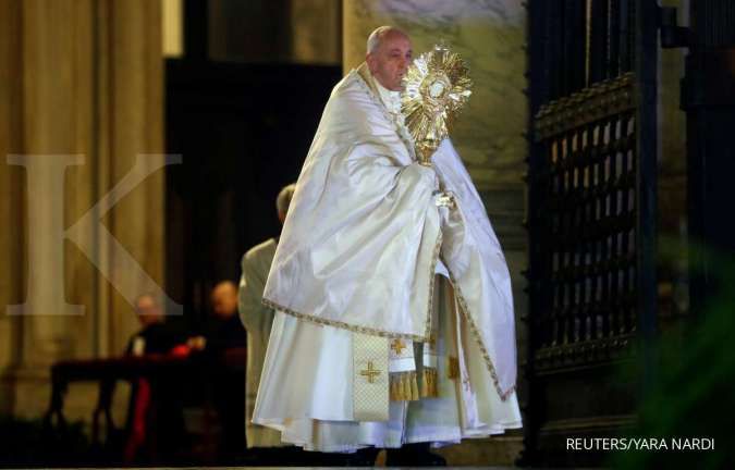 Paus Fransiskus berikan berkat luar biasa yang dramatis untuk hilangkan virus corona
