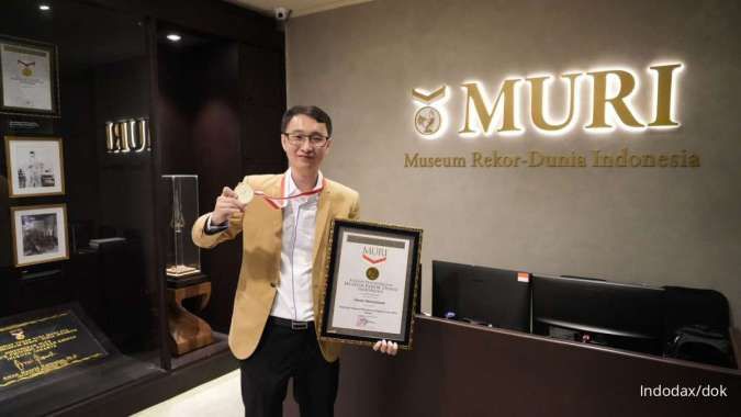 Orang RI Pertama Bergelar Master Ilmu Blockchain, CEO Indodax Raih Penghargaan MURI